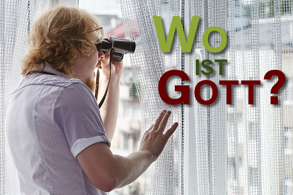 Ein Mann mit Fernglas schaut heimlich hinter Gardinen mit dem Fernglas raus und fragt nach Gott